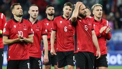 Albaniens Spieler bedanken sich nach der Niederlage gegen Italien für die Unterstützung der Fans