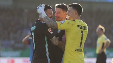 Anthony Jung (l.) von Werder Bremen kann sich angeblich ein Engagement in der 2. Bundesliga vorstellen