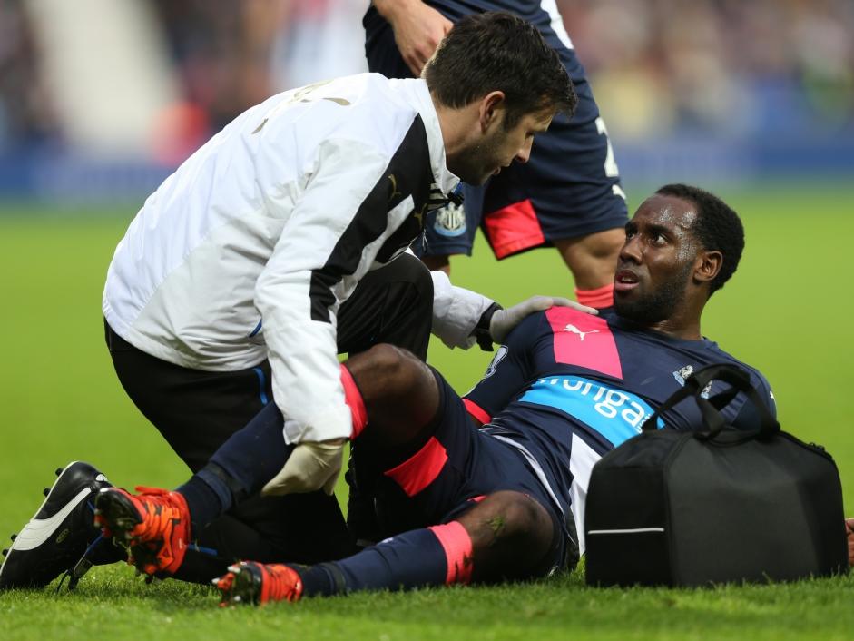 Vurnon Anita kijkt met een angstige blik naar de verzorger van Newcastle United als hij aan de pijnlijke hamstring van de Nederlander voelt. Al na een klein half uur spelen gaat het mis tegen West Bromwich Albion. (28-12-2015)