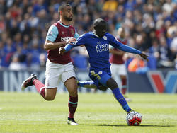 N'Golo Kanté (r.) duelleert met Winston Reid (l.) tijdens het competitieduel Leicester City - West Ham United (17-04-2016).