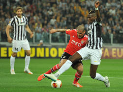Paul Pogba namens Juventus in actie met Maxi Pereira van SL Benfica tijdens de halve finale van de Europa League. 1-5-2014. 