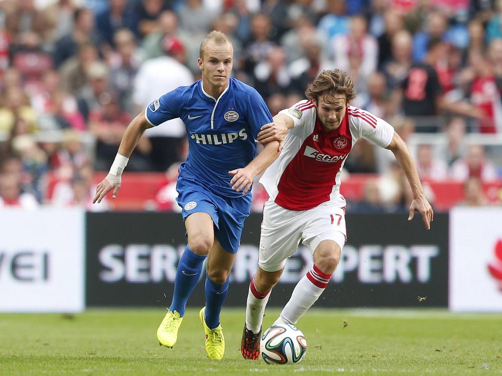 Daley Blind (r.) probeert Jorit Hendrix (l.) van de bal te zetten tijdens Ajax - PSV Eindhoven. (24-8-2014) Daley Blind (r.) probeert Jorit Hendrix (l.) van de bal te zetten tijdens Ajax - PSV Eindhoven. (24-8-2014)