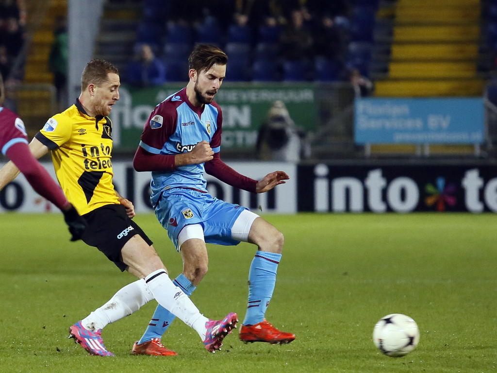 NAC Breda-middenvelder Gill Swerts (l.) wordt het spelen van de bal onmogelijk gemaakt door Vitesse-middenvelder Davy Pröpper. (07-02-2015)