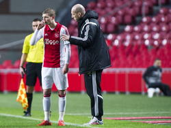 Jong Ajax speler (l.) Django Warmerdam krijgt aanwijzingen van Jaap Stam (r.). (23-02-2015)