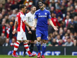 Cesc Fàbregas (r.) kijkt vragend naar zijn teamgenoten als er tegen Arsenal een aanval mislukt. (26-04-2015)