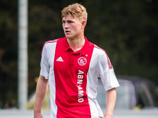 Matthijs de Ligt bewaart het overzicht tijdens PSV A1 - Ajax A1. (02-05-2015)