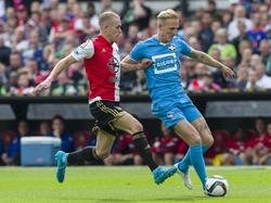 De jonge Rick Karsdorp (l.) verdedigt de ervaren Nick van der Velden (r.) tijdens de wedstrijd Feyenoord - Willem II. (13-09-2015)