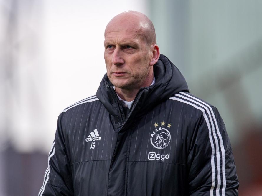 Jaap Stam kijkt toe tijdens het competitieduel FC Volendam - Jong Ajax (22-04-2016).