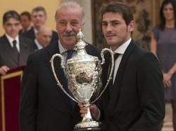 Del Bosque y su capitán Casillas juntos en 2012 con el trofeo de la Eurocopa. (Foto: Getty)