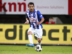 Reza Ghoochannejhad probeert een medespeler te bereiken tijdens het competitieduel NEC Nijmegen - sc Heerenveen (20-08-2016).