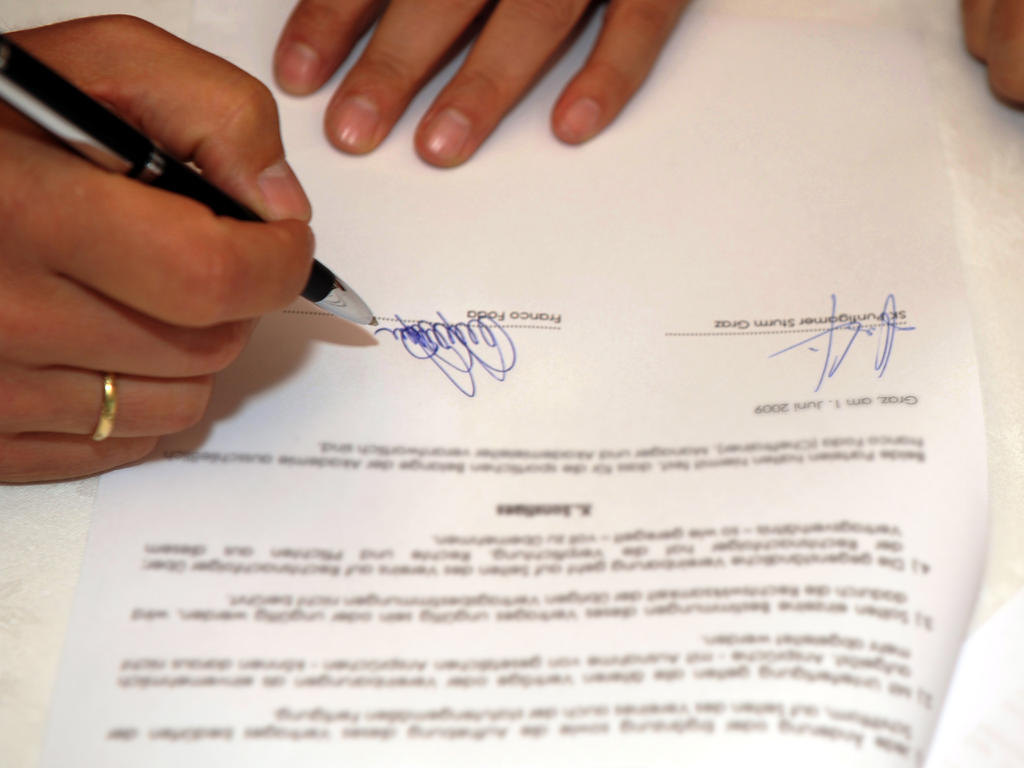 Noch zahlreiche Verträge werden Autogramme bekommen