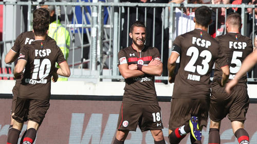 Die Spieler des FC St. Pauli jubeln über einen Treffer