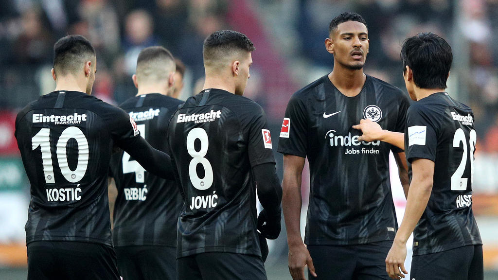 Eintracht Frankfurt bangt um Sébastien Haller (2.v.r.)