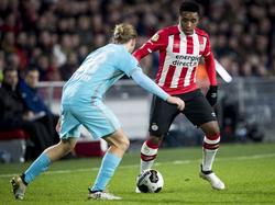 Steven Bergwijn (r.) dreigt met de bal aan de voet, Jeroen van der Lely (l.) neemt de verdedigende stellingen in tijdens PSV - FC Twente. (05-11-2016)