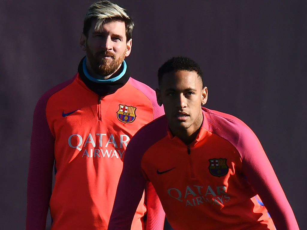 Neymar (r.) ist zuversichtlich, dass Messi in Barcelona verlängert