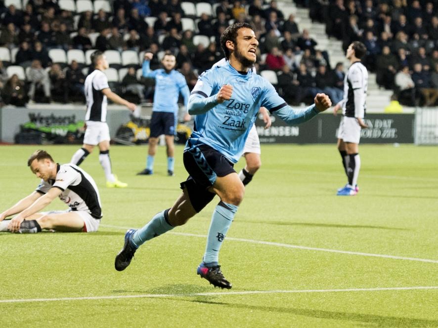 Uit de rebound zet Yassin Ayoub FC Utrecht op een 0-1 voorsprong tegen Heracles Almelo. Dat viert de middenvelder uitbundig. (11-03-2017)