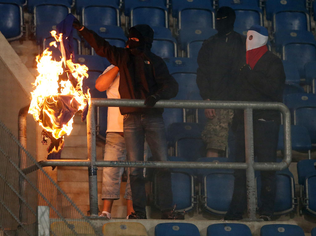 Sogenannte Fans verbrennen Banner im DFB-Pokalspiel zwischen Rostock und Hertha
