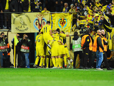 El Villarreal celebra un tanto con su afición en su estadio. (Foto: Getty)