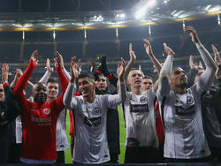 Die Frankfurter Spieler lassen sich nach dem Heimsieg von den Fans feiern