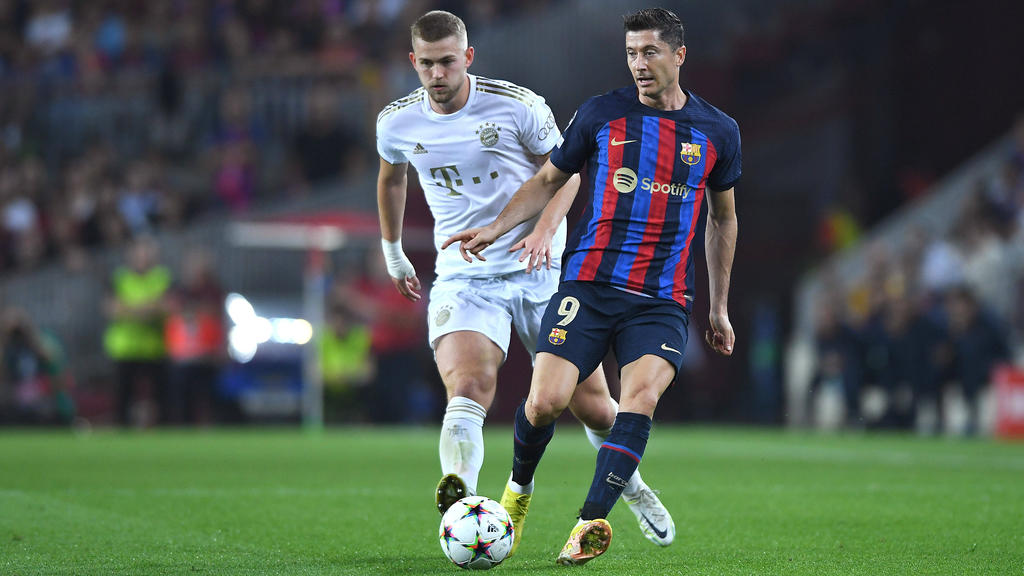 Matthijs de Ligt (l.) traf in Barcelona auf Robert Lewandowski