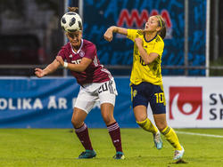 Una jugadora de Alemania Sub-17 cabecea una pelota ante Suecia.