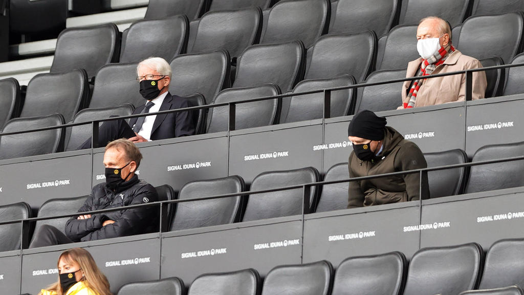 Auch die Offiziellen des BVB halten Abstand.