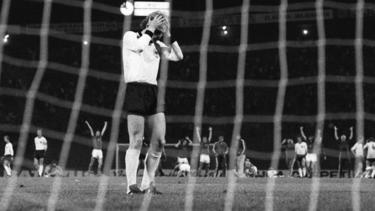 Uli Hoeneß vergibt seinen Elfmeter im EM-Finale 1976