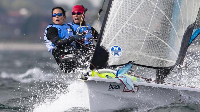 Die 49er-FX-Seglerinnen Tina Lutz (l.) und Susann Beucke bei der 126. Kieler Woche auf Kurs Die 49er-FX-Seglerinnen Tina Lutz (l.) und Susann Beucke bei der 126. Kieler Woche auf Kurs