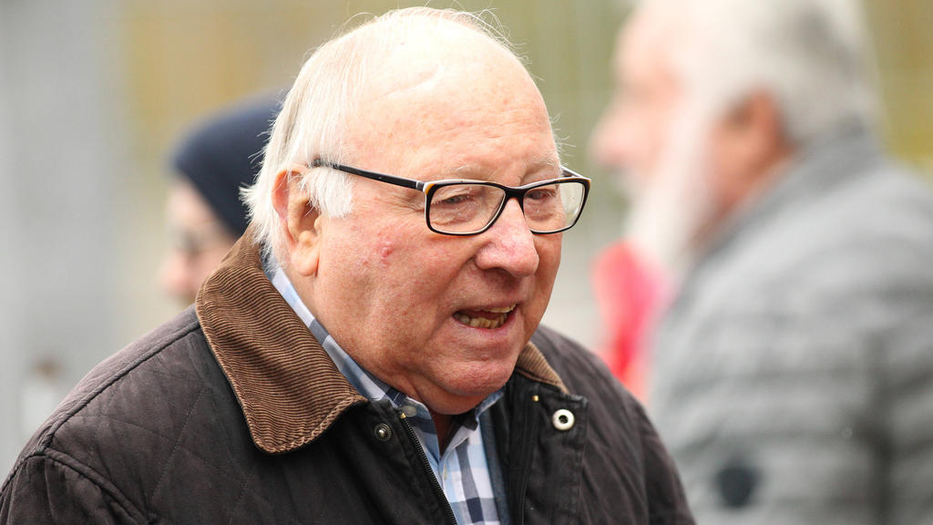 Uwe Seeler und seine Frau Ilka gehören im Impfplan zur Prioritäts-Gruppe 1 Uwe Seeler und seine Frau Ilka gehören im Impfplan zur Prioritäts-Gruppe 1