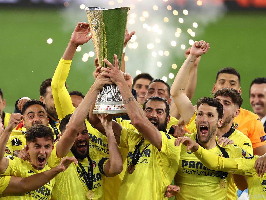 Villarreal-Spieler stemmen den Europa-League-Siegerpokal