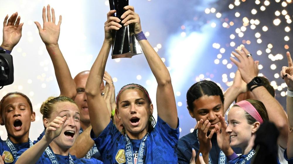 Die US-Fußballerinnen feiern ihren Turniersieg, der als WM-Generalprobe gilt
