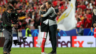 Benficas Cheftrainer Roger Schmidt gratuliert seinem Spieler Rafa Silva