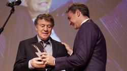 Otto Rehhagel erhält vom Ministerpräsidenten Mitsotakis die Auszeichnung