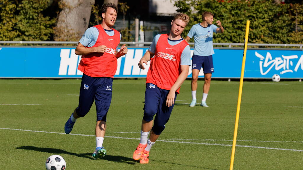Julian Eitschberger (r.) steht noch bis 2027 bei Hertha BSC unter Vertrag Julian Eitschberger (r.) steht noch bis 2027 bei Hertha BSC unter Vertrag