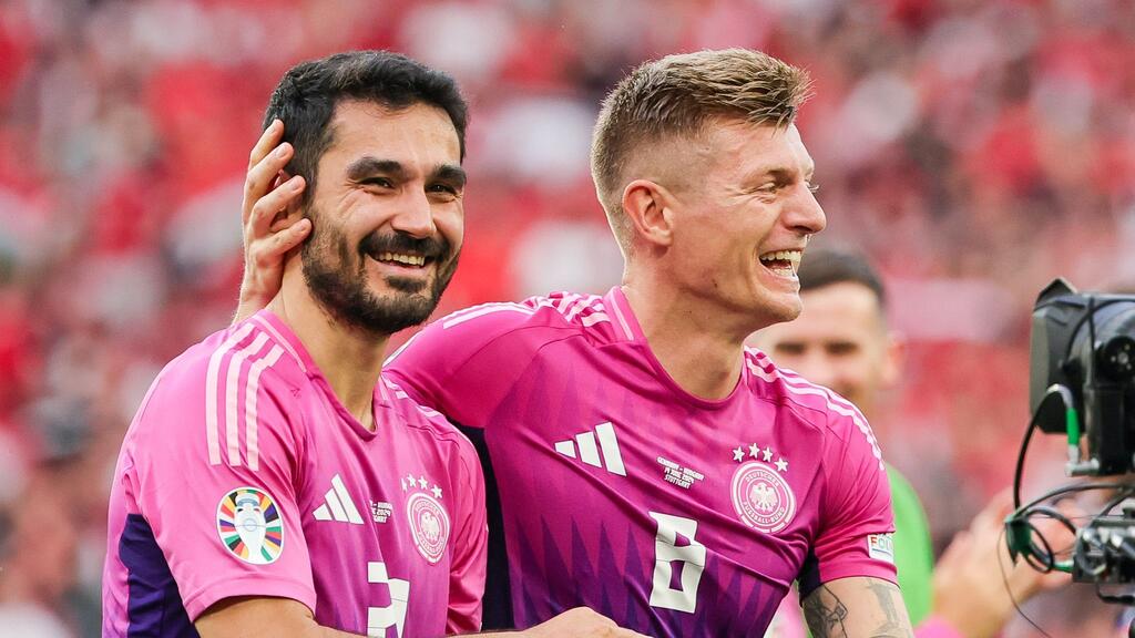 Deutschlands Spieler Ilkay Gündogan (l) und Toni Kroos jubeln nach dem Abpfiff Deutschlands Spieler Ilkay Gündogan (l) und Toni Kroos jubeln nach dem Abpfiff