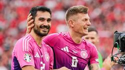 Deutschlands Spieler Ilkay Gündogan (l) und Toni Kroos jubeln nach dem Abpfiff