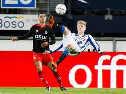 Heerenveen-middenvelder Morten Thorsby (r.) probeert met een omhaal op goal te schieten. Khalid Karami van SBV Excelsior kan alleen toekijken. (11-12-2015)