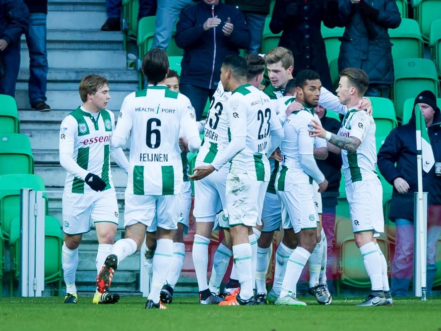 FC Groningen-debutant Alexander Sørloth scoort in zijn eerste wedstrijd in het shirt van de Noordelingen. Zijn teamgenoten vieren een feestje met hem mee. (17-01-2016)
