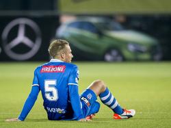 Bart van Hintum zit teleurgesteld op het veld na afloop van het competitieduel PEC Zwolle - FC Utrecht. (23-10-2015)