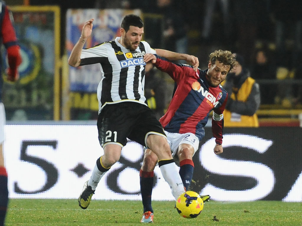Alessandro Diamanti (r.) in duel met Andrea Lazzari (l.) tijdens Bologna - Udinese. (1-2-2014)