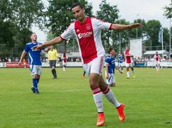 Anwar El Ghazi viert een treffer tijdens de oefenwedstrijd SDC Putten - Ajax. (28-6-2014)