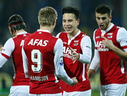 Thom Haye (tweede van rechts) kan een grijns niet onderdrukken als hij een belangrijke assist heeft geleverd tegen Vitesse. Aron Jóhannsson (tweede van links) is de doelpuntenmaker. (22-11-2014)