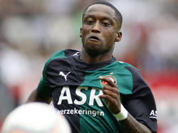 Andwélé Slory probeert de bal onder controle te krijgen namens Feyenoord tegen Willem II (13-09-2009).