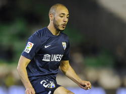 Málaga-speler Nordin Amrabat neemt de bal goed aan. (31-03-2014)