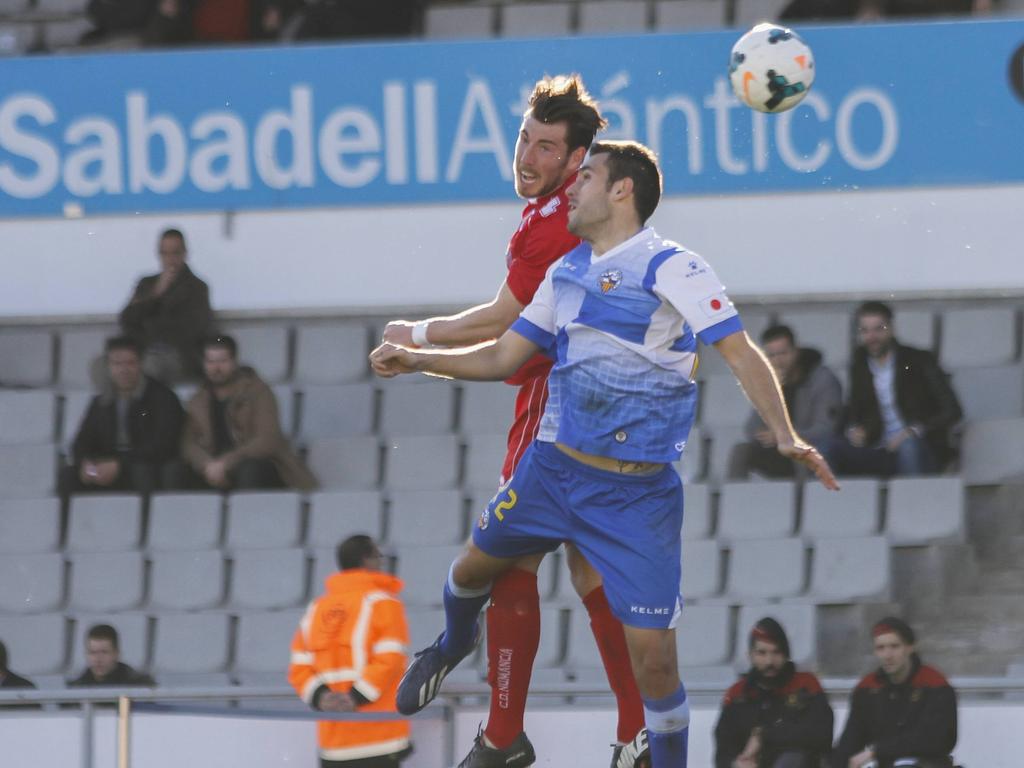 Kiko Olivas salta por un balón dividido con la camiseta del Sabadell. (Foto: Imago)