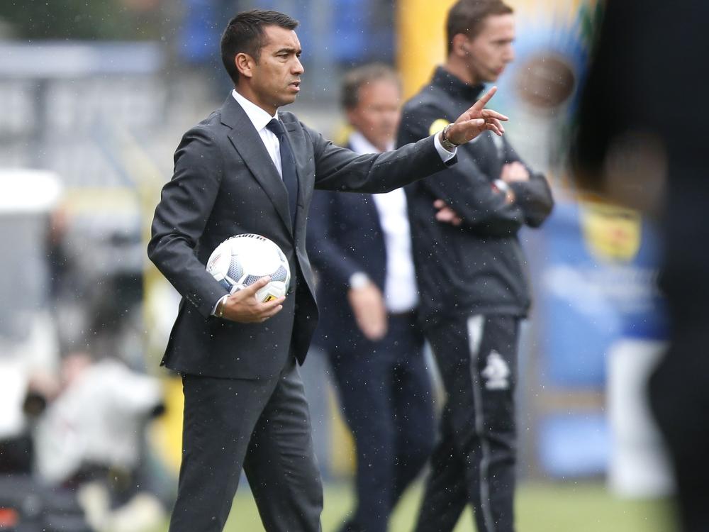 Giovanni van Bronckhorst is niet helemaal tevreden over zijn team en geeft diverse aanwijzingen aan de zijlijn. (16-08-2015)