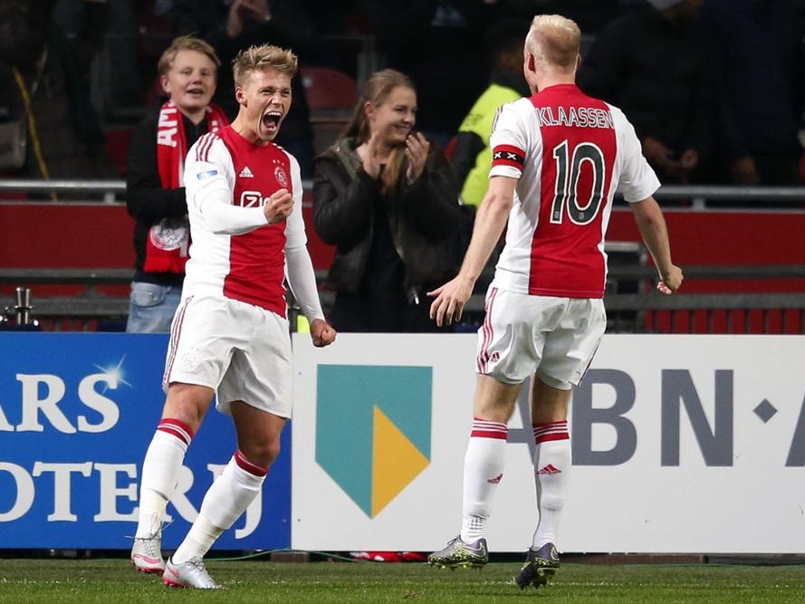 Al na vier minuten scoort Victor Fischer (l.) de 1-0 voor Ajax tegen Roda JC. Aanvoerder Davy Klaassen (r.) is er als eerste bij om deze treffer met hem te vieren. (31-10-2015)