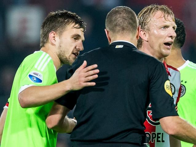 Scheidsrechter Pol van Boekel (m.) is tijdens de bekerwedstrijd tussen Feyenoord en Ajax in gesprek met aanvoerders Joël Veltman (l.) en Dirk Kuyt (r.). (28-10-2015)