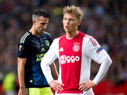 Robin van Persie (l.) komt er tegen Ajax nog niet aan te pas in de eerste dertig minuten. De Nederlandse spits wil zichzelf bewijzen in Amsterdam. (05-11-2015)
