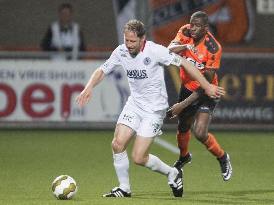 Michel Breuer (l.) duelleert met Gyliano van Velzen (r.) tijdens het competitieduel FC Volendam - Sparta Rotterdam (15-04-2016).